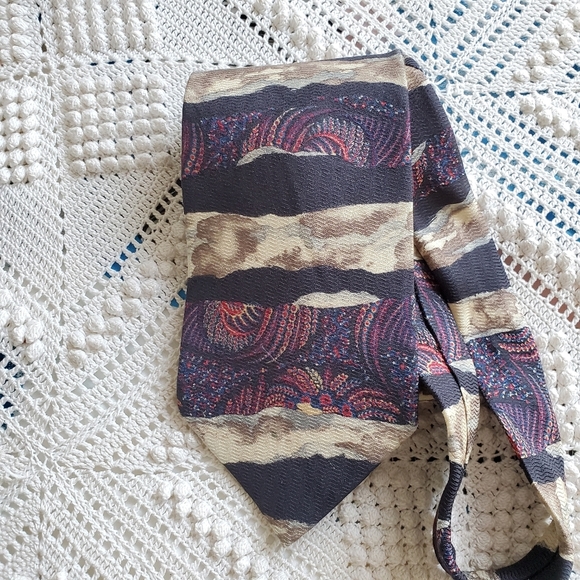 Metropolitan Museum of Art 100% silk tie - Picture 3 of 7